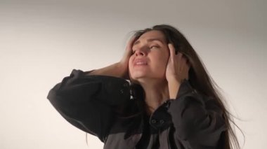 İnsani aşırı duygular yaratıcı reklam konsepti. Çekici kadın modelin olumsuz ruh hali portresi. Esmer kadının histerik bir ruh hali içinde stüdyo fotoğrafı, sinirli bir ifade..