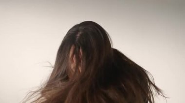 İnsani aşırı duygular yaratıcı reklam konsepti. Çekici kadın modelin olumsuz ruh hali portresi. Esmer bir kadının histerik bir ruh hali içinde stüdyo fotoğrafı, ellerinde saklanan kızgın bir yüz ifadesi..