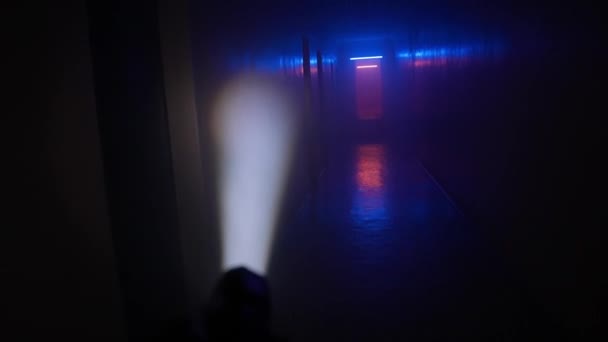 废弃的地方和空的建筑物创意广告的概念 用霓虹灯描绘走廊里的人 用手电筒沿着走廊走下去 从人的角度开枪射击 — 图库视频影像