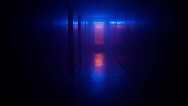 放棄された場所や空の建物 創造的な広告コンセプト 青い赤いネオンライトで照らされた長い廊下のシーン 端および階段のドアが付いている暗い空の廊下のショット — ストック動画