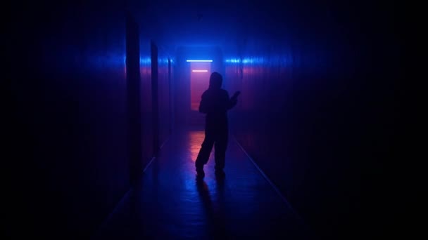 Övergivna Platser Och Tomma Byggnader Koncept Porträtt Siluett Korridoren Neonljus — Stockvideo