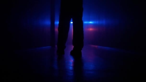 Opuštěná Místa Koncepce Prázdných Budov Portrét Siluety Chodbě Neonovým Světlem — Stock video