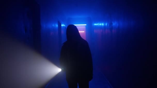 Terk Edilmiş Yerler Boş Binalar Yaratıcı Reklam Konsepti Karanlık Koridorda — Stok video