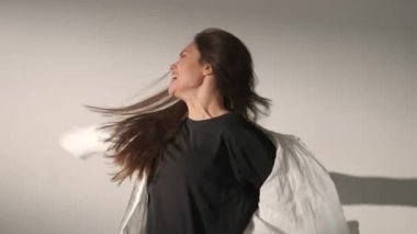 İnsani aşırı duygular yaratıcı reklam konsepti. Çekici kadın modelin olumsuz ruh hali portresi. Esmer kadının histerik bir ruh hali içinde çığlık çığlığa ağlarken ve etrafta dönerken çekilmiş bir fotoğrafı..