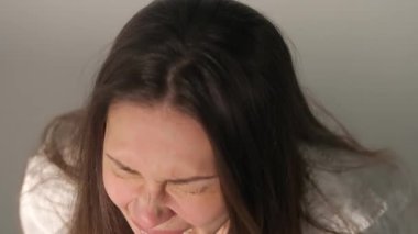 İnsani aşırı duygular yaratıcı reklam konsepti. Çekici kadın modelin olumsuz ruh hali portresi. Esmer bir kadının histerik bir ruh hali içinde çığlıklar atarak yukarı baktığı bir stüdyo fotoğrafı..