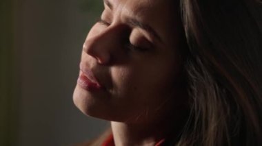 İnsani aşırı duygular yaratıcı reklam konsepti. Çekici kadın modelin olumsuz ruh hali portresi. Kapalı çekim esmer kadın yüzü depresif, kapalı gözler, umutsuz baş sallama.