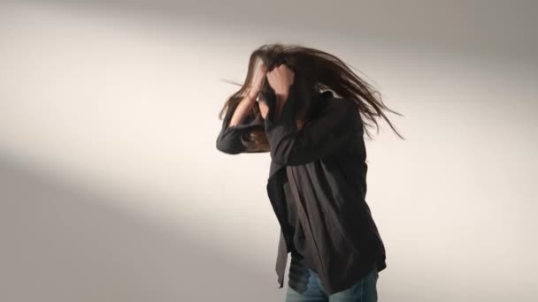 Людські Екстремальні Емоції Концепція Креативної Реклами Портрет Привабливої Жіночої Моделі — стокове відео