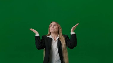 Beyin fırtınası ve problem çözme konsepti. Yeşil ekranda kadın portresi. Takım elbiseli bir kız ellerini açtığı için hayal kırıklığına uğramış ve ayakta duruyor.