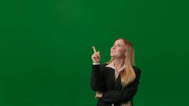 Beyin fırtınası ve problem çözme konsepti. Krom anahtar yeşil ekranda kadın portresi. Kız yukarı bakıp fikir buluyor, parmağını kaldırıyor, kafasının üstünde lamba yanıyor, gülen yüz ifadesi var..