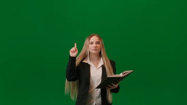 Beyin fırtınası ve problem çözme konsepti. Krom anahtar yeşil ekranda kadın portresi. Kız ayakta kitap okuyor, fikri buluyor parmağını kaldırıyor, kafasında lamba yanıyor, olumlu ifade var..