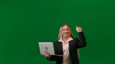 Beyin fırtınası ve problem çözme konsepti. Krom anahtar yeşil ekranda kadın portresi. Kız dizüstü bilgisayar tutuyor ve merak ediyor, fikir buluyor, parmağını kaldırıyor gülümseyen yüz, kafanın üstünde lamba yanıyor..