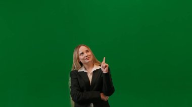 Beyin fırtınası ve problem çözme konsepti. Krom anahtar yeşil ekranda kadın portresi. Kız yukarı bakıp fikir buluyor, parmağını kaldırıyor, kafasının üstünde lamba yanıyor, gülen yüz ifadesi var..