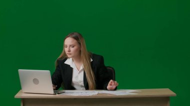 Beyin fırtınası ve problem çözme konsepti. Krom anahtar yeşil ekranda kadın portresi. Kız, belgeler ve dizüstü bilgisayarla çalışıyor