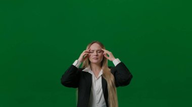 Beyin fırtınası ve problem çözme konsepti. Krom anahtar yeşil ekranda kadın portresi. Düşünen kız kapalı gözlerle merak ediyor