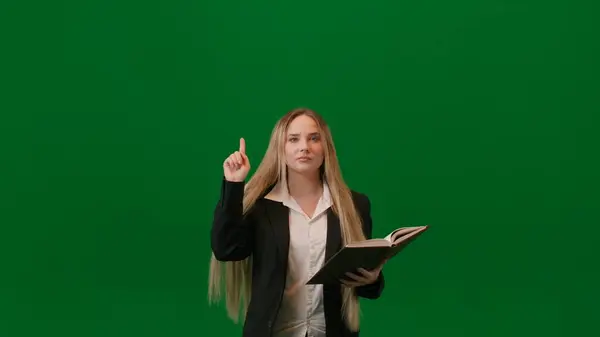 Beyin Fırtınası Problem Çözme Konsepti Krom Anahtar Yeşil Ekranda Kadın — Stok fotoğraf
