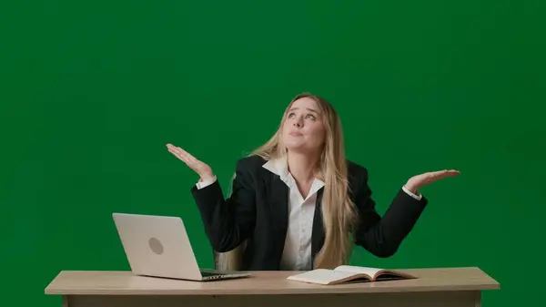 头脑风暴和解决问题的概念 绿色屏幕上的女性肖像 女孩坐在办公桌前 手里拿着笔记本电脑和书本 把她的手摊开 无意间失望了 — 图库照片