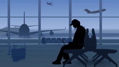 Çerçevede bekleme odası olan bir havaalanı var. Bir kadın elinde bir dizüstü bilgisayarı, sosyal ağlarda, web sitelerinde bir siluet ile oturuyor. Arka planında uçaklar var..