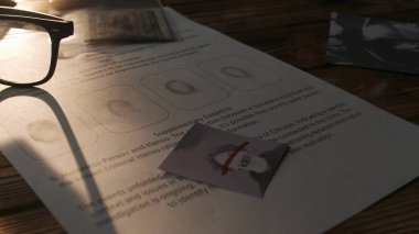 Kriminoloji ve adli yaratıcı reklam konsepti. Soruşturma kuruluna yakın çekim. Gözlüklere odaklanmış dedektif masası, parmak izleriyle boş belgeler, kağıt üzerindeki kan damlacıkları..