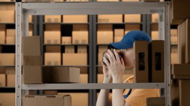 İş deposu ve lojistik yaratıcı reklam konsepti. Depoda çalışan kadın modelin portresi. Rafın yanında duran, kutuları taşıyan, kahve içen, raftan paket alan bir kız..