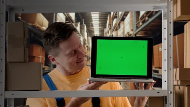 비즈니스 창조적 저장소에서 남성의 초상화 크로마 스크린 Mockup를 노트북을 보유하는 — 비디오