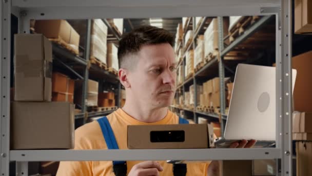 Affärslager Och Logistik Kreativ Reklam Koncept Porträtt Manlig Modell Som — Stockvideo