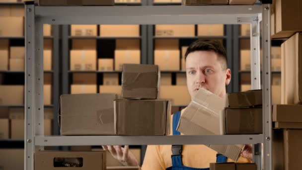 Affärslager Och Logistik Kreativ Reklam Koncept Porträtt Man Som Arbetar — Stockvideo