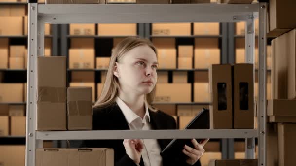 商务仓储和物流创意广告理念 在仓库工作的女性的肖像 女店主穿着正式服装 靠近架子 检查平板电脑上的商品类型 — 图库视频影像