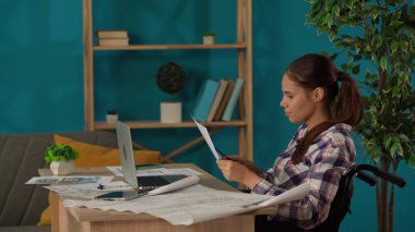 Evinde çalışan tekerlekli sandalyedeki engelli genç bir kadını orta boy çekerken. Binanın planlarını karşılaştıran ve bilgisayarına veri yerleştiren bir mimar. Uzak, modern yaşam tarzı