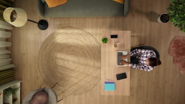 Üst Görüntüde Evinde Dizüstü Bilgisayarla Çalışan Kahve Içen Bir Kadın — Stok video
