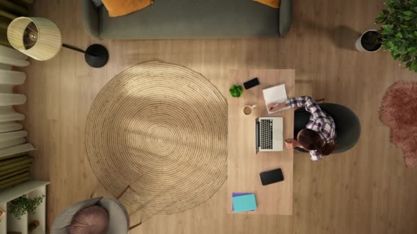 Вид Зверху Захоплює Жінку Яка Працює Ноутбуці Своєму Домашньому Офісі — стокове відео