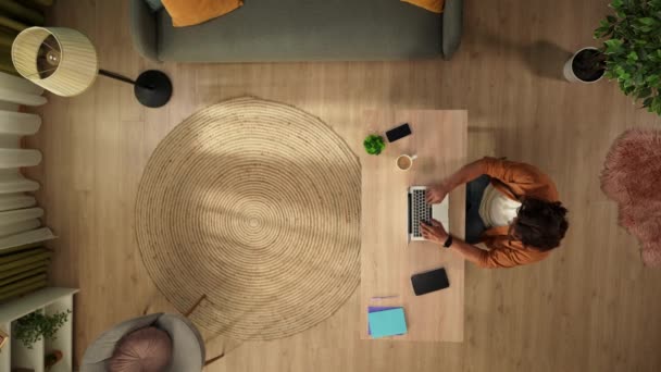 Вид Сверху Человека Работающего Над Ноутбуком Своем Домашнем Офисе Пьющего — стоковое видео