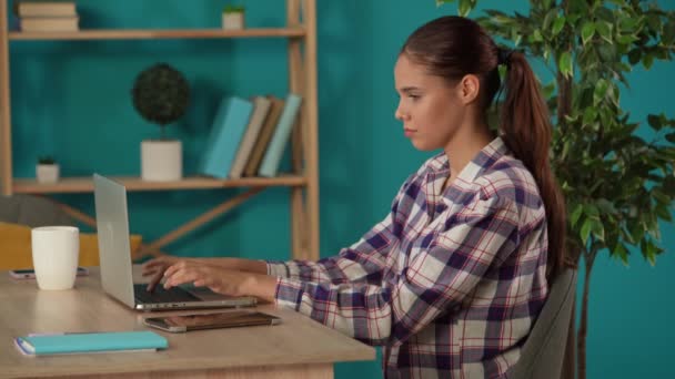 Średnie Ujęcie Kobiety Pracującej Laptopie Biurze Pijącej Kawę Młoda Programistka — Wideo stockowe