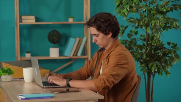 Ofisinde Dizüstü Bilgisayarla Çalışan Kahve Içen Bir Adamı Orta Ölçekte — Stok video