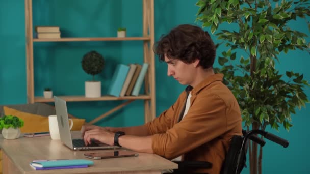 Tiro Médio Capturando Homem Trabalhando Laptop Seu Escritório Casa Bebendo — Vídeo de Stock
