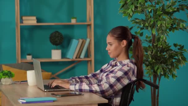 Tiro Médio Capturando Uma Mulher Trabalhando Laptop Seu Escritório Bebendo — Vídeo de Stock