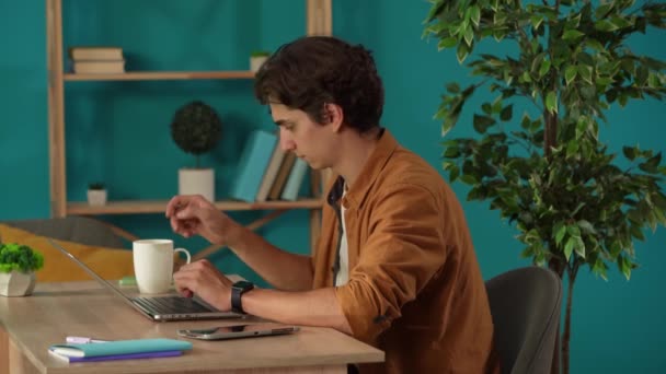 Ofisinde Dizüstü Bilgisayarla Çalışan Kahve Içen Bir Adamı Orta Ölçekte — Stok video