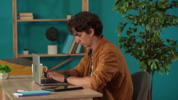 Średniej Jakości Ujęcie Człowieka Pracującego Laptopie Sprawdzającego Tablet Biurze Młody — Wideo stockowe