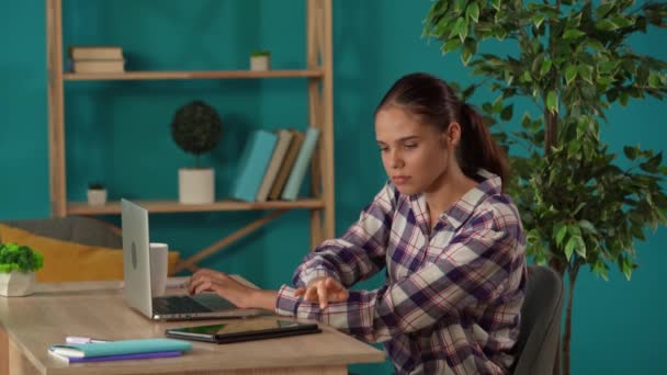 Средний Снимок Женщины Работающей Ноутбуком Проверяющей Планшет Своем Домашнем Офисе — стоковое видео