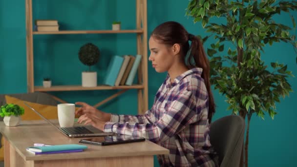 Tiro Médio Capturando Uma Mulher Trabalhando Laptop Seu Escritório Bebendo — Vídeo de Stock