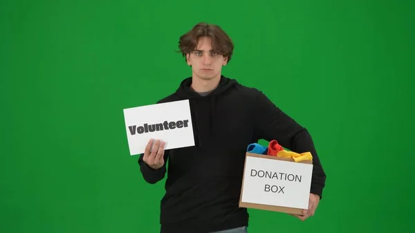 Hombre Sostiene Cartel Etiquetado Como Voluntario Una Caja Etiquetada Como — Foto de Stock