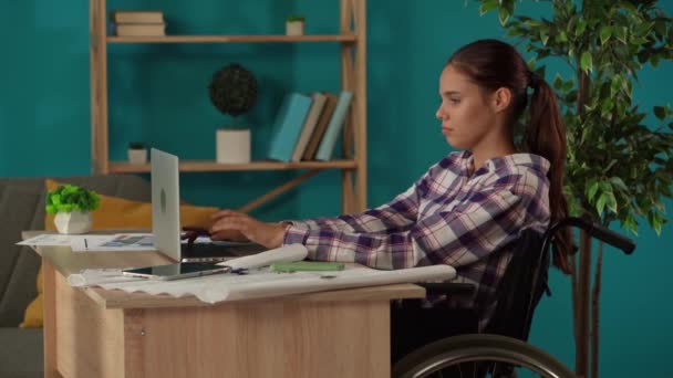 Foto Media Una Joven Discapacitada Una Silla Ruedas Que Trabaja — Vídeos de Stock