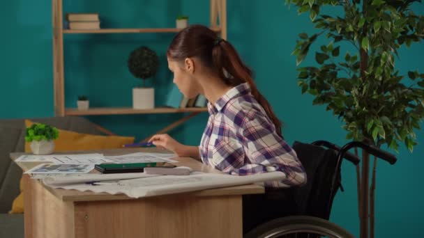 Tiro Médio Capturando Uma Jovem Deficiente Uma Cadeira Rodas Trabalhando — Vídeo de Stock