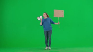 Kadın megafona doğru konuşuyor ve elinde boş bir levha tutuyor. Yeşil ekranda ağızlık ve afiş takan bir kadın. Protesto eylemi, kadın hakları için mücadele, grev. Reklamcılık, tanıtım.