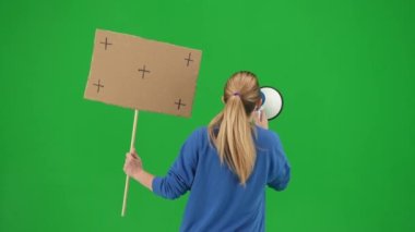 Kameradan uzak duran bir kadın megafona doğru konuşuyor ve elinde boş bir levha tutuyor. Ağızlığı ve plaketi yeşil ekranda olan bir kadının arka görüntüsü. Protesto eylemi, mücadele