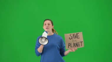 Bir kadın megafona konuşuyor ve üzerinde 