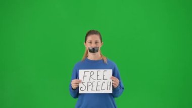 Ağzı siyah bantla bantlanmış bir kadın, üzerinde konuşma özgürlüğü yazılı bir poster tutuyor. Protestan kadın yeşil ekranda ağzındaki bandı çıkartıyor. Konuşma özgürlüğü kavramı