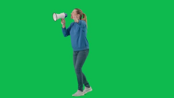 Vrouwelijke Activist Met Opgeheven Vuist Schreeuwend Dreigend Megafoon Studio Groen — Stockvideo