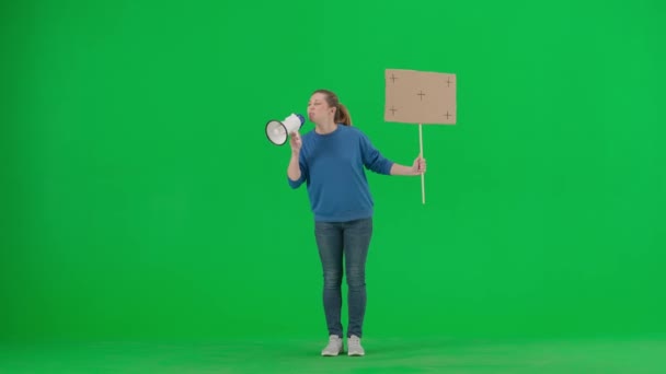 Mulher Falando Megafone Segura Cartaz Branco Sua Mão Uma Mulher — Vídeo de Stock