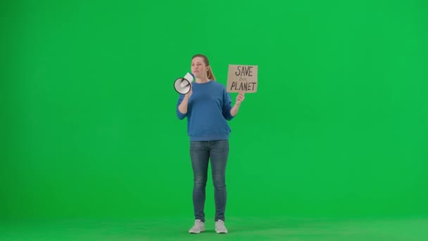 여성이 메가폰으로 말하고 지구를 구하는 장막을 있습니다 화면에 마우스 피스와 — 비디오