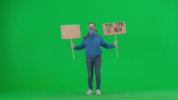 Demonstrantka Obličejem Zakrytým Šátkem Drží Ceduli Nápisem Čas Teď Prázdný — Stock video